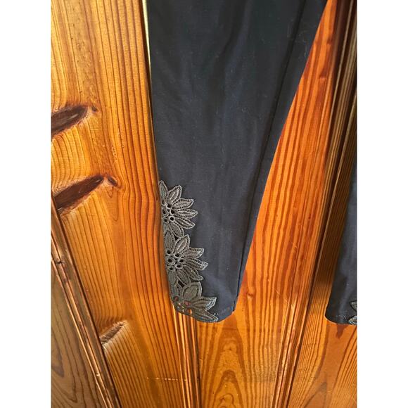 Aerie black high rise cropped leggings w/ embroidery on bottom small - Picture 2 of 4